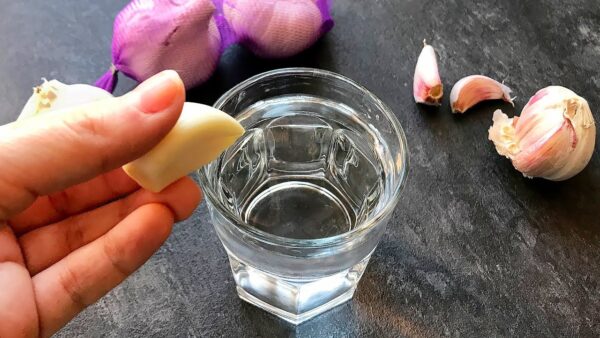 25 Problemas de Salud que Mejora Consumir un Vaso de Agua con un Diente de Ajo Todas las Mañanas