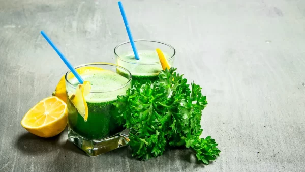 Brebaje Casero de Perejil y Limón para Perder Peso y Quemar Grasa en un Mes