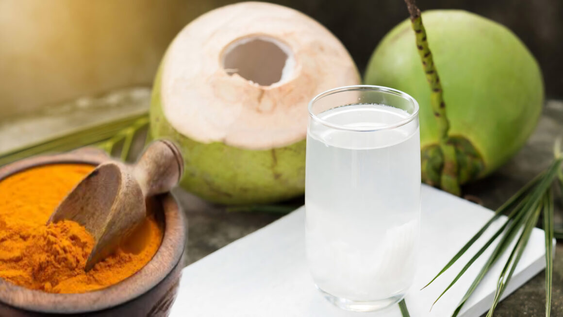 agua de coco y cúrcuma