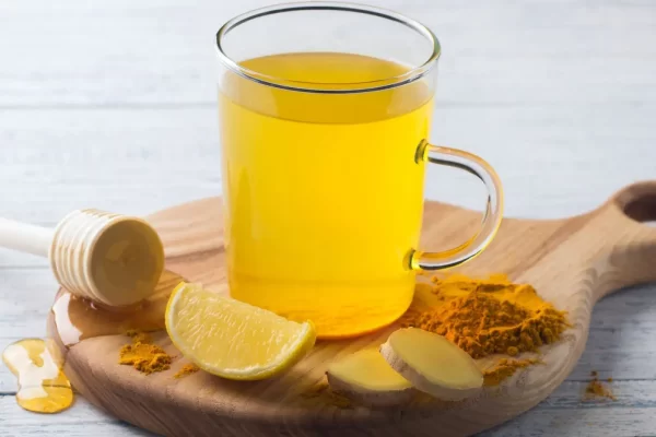 Bebe agua con cúrcuma y limón cada mañana durante una semana