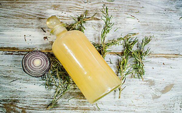 Cómo hacer shampoo de cebolla para frenar la caída y fortalecer el cabello