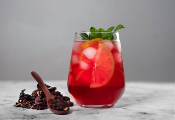 "Jugo de Menta y Flor de Jamaica: Beneficios, Propiedades y Receta Fácil"