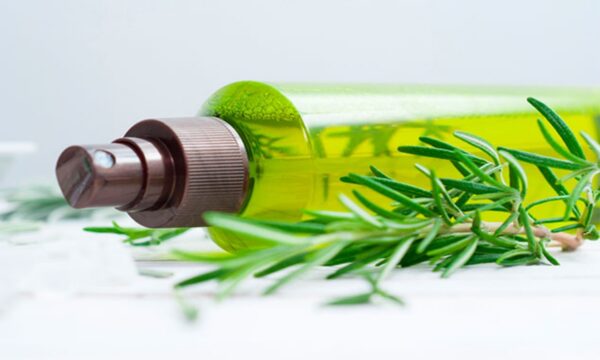 Haz crecer tu cabello, cejas y pestañas con este tónico natural de romero y laurel