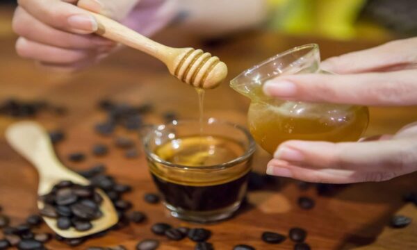 Mezcla de ajo, miel y café: el secreto natural para comenzar el día con salud