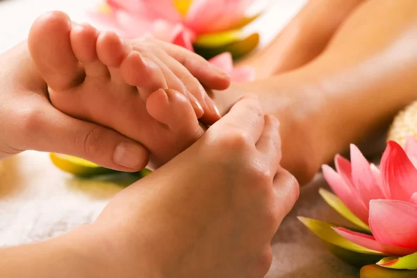 ¿Por qué debes masajear tus pies antes de dormir? Ventajas para cuerpo y mente