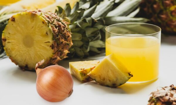 Receta poderosa: jugo de piña con cebolla para 20 enfermedades comunes