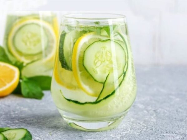 Por qué deberías beber agua con jengibre, pepino y menta todos los días