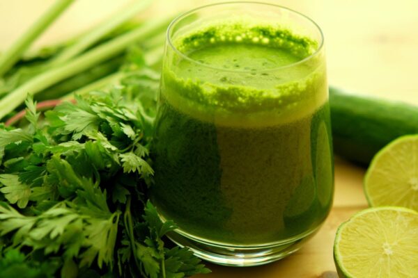 Bebida de Perejil y Limón para Desinflamar Pies y Manos