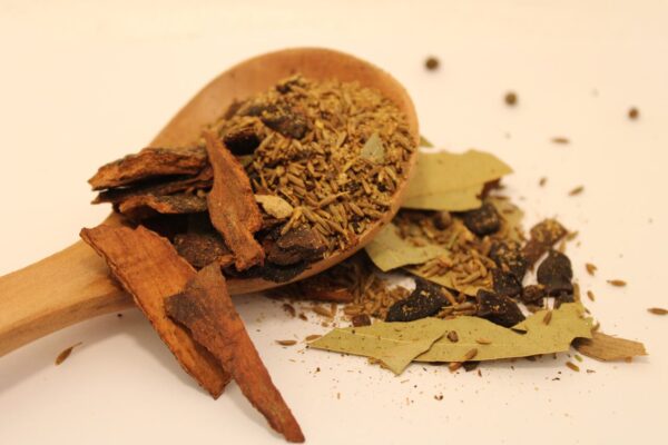 Cómo preparar el mejor té de laurel, canela y clavo para bajar inflamación y limpiar el cuerpo