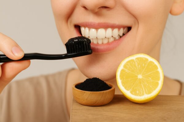 Cómo combatir caries y manchas dentales con remedios naturales